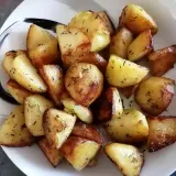Pommes de terre rôties aux herbes, parfaitement dorées, prêtes à être dégustées. Un délice facile à préparer avec le Cookeo.