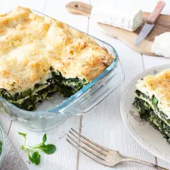 Lasagne épinard chèvre, un plat réconfortant aux couches généreuses de verdure et de fromage fondant, prêt à être dégusté.