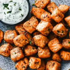 Délicieux saumon air fryer, croustillant à l'extérieur, tendre à l'intérieur, servi avec une sauce crémeuse aux herbes.