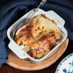 Endives au jambon gratinées, une recette sans béchamel facile et savoureuse. Un plat réconfortant prêt à être dégusté.