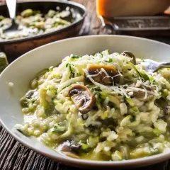 Un crémeux risotto courgette et champignons, garni de parmesan râpé, prêt à être dégusté. Un délice facile à préparer au Cookeo.