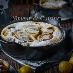 Un délicieux clafoutis aux mirabelles, saupoudré de sucre glace, prêt à être dégusté.