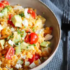 Salade colorée de lentilles corail, avocat, tomates cerises et feta. Un plat frais et nutritif, parfait pour un repas léger.