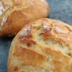 Deux pains dorés, parfaits pour une recette pain rapide sans repos. Leur croûte craquelée et leur mie aérée invitent à la dégustation.
