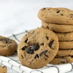 Pile de cookies aux pépites de chocolat, parfaits pour une recette facile et gourmande.