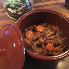 Un plat de boeuf carottes mijoté, prêt à être dégusté. Ce plat réconfortant, préparé avec amour, promet un délice pour les papilles.
