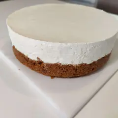Un délicieux cheesecake sans cuisson, avec une base croustillante et une garniture onctueuse. Parfait pour une recette facile et rapide.