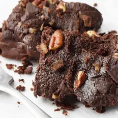 Brownies au chocolat et noix, parfaits pour une recette Cyril Lignac. Une bouchée fondante et gourmande.