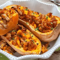 Courges butternut farcies, garnies de viande et d'herbes, prêtes à être dégustées après un passage à l'air fryer.