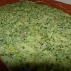 Un plat de gratin de brocolis crémeux et appétissant, prêt à être dégusté.