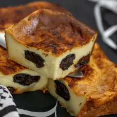 Un far breton aux pruneaux, un dessert gourmand et authentique, évoquant la douceur de la nature bretonne.