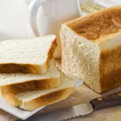 Un pain frais, tout juste sorti du four, prêt à être dégusté. Le plaisir de faire du pain maison.
