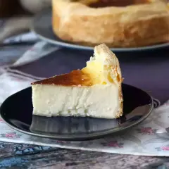 Une part de flan pâtissier onctueux, avec sa croûte dorée et sa garniture vanillée. La véritable recette flan pâtissier, un délice !