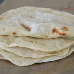 Pile de tortillas maison, parfaites pour votre prochaine recette. Légèrement dorées, elles invitent à la dégustation.