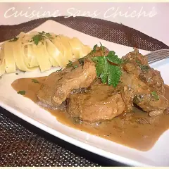 Délicieux filet mignon moutarde en sauce, servi avec des pâtes fraîches et garni de persil. Un plat savoureux.