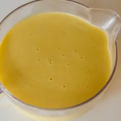 Une crème anglaise onctueuse et dorée, prête à napper un dessert gourmand.