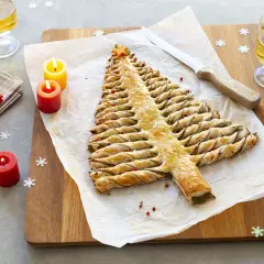 Une délicieuse entrée de Noël à faire la veille : un sapin feuilleté doré, décoré de baies roses, prêt à être dégusté.