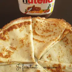 Crêpes dorées, prêtes à être garnies de pâte à tartiner. Une recette de pâte à crêpe facile pour un goûter gourmand.