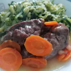 Joue de porc Cookeo tendre, accompagnée de carottes et d'une julienne de courgettes. Un plat savoureux et réconfortant.