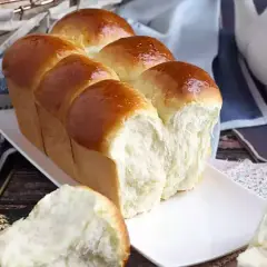 Une brioche maison rapide, dorée et moelleuse, prête à être dégustée. Parfaite pour le petit-déjeuner ou le goûter.