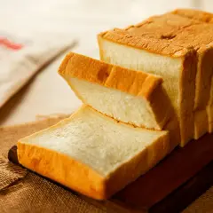 Tranches de pain de mie dorées, parfaites pour une recette facile. Un pain moelleux et aérien.