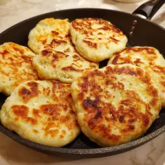 Des petits pains dorés à la poêle, prêts à être dégustés. Ils ont une belle couleur et une texture appétissante.