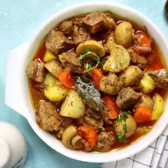 Un délicieux sauté de porc Cookeo, mijoté avec des pommes de terre, carottes, oignons et champignons. Un plat réconfortant et savoureux.