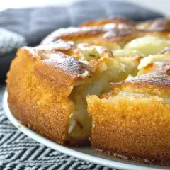 Gâteau doré et moelleux, une flognarde aux poires généreuse, prête à être dégustée.