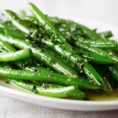 Haricots verts frais, brillants et assaisonnés, parfaits pour une recette haricot vert simple et savoureuse.