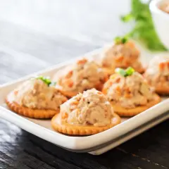 Petits toasts garnis de rillettes de saumon, parfaits pour un apéritif gourmand.