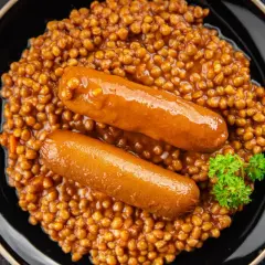 Saucisses savoureuses sur un lit de lentilles, un plat réconfortant facile à préparer avec le Cookeo.