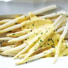 Asperges blanches tendres nappées d'une sauce crémeuse et garnies de ciboulette. Un délice printanier à déguster avec cette sauce pour asperges blanches.