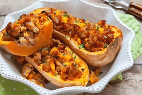 Courges butternut farcies, garnies de viande et d'herbes, prêtes à être dégustées après un passage à l'air fryer.