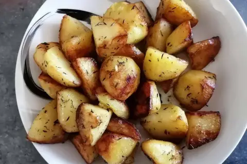 Pommes de terre rôties aux herbes, parfaitement dorées, prêtes à être dégustées. Un délice facile à préparer avec le Cookeo.