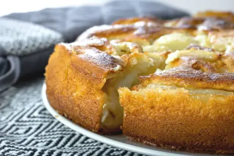 Gâteau doré et moelleux, une flognarde aux poires généreuse, prête à être dégustée.