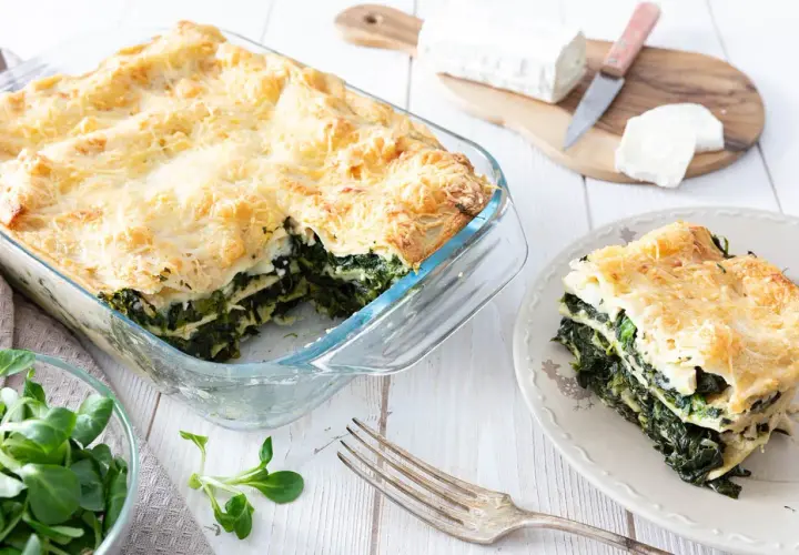 Lasagne épinard chèvre, un plat réconfortant aux couches généreuses de verdure et de fromage fondant, prêt à être dégusté.