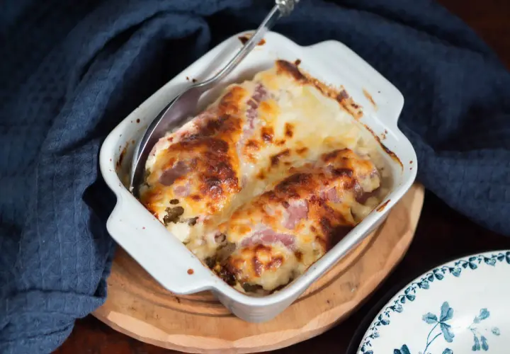 Endives au jambon gratinées, une recette sans béchamel facile et savoureuse. Un plat réconfortant prêt à être dégusté.