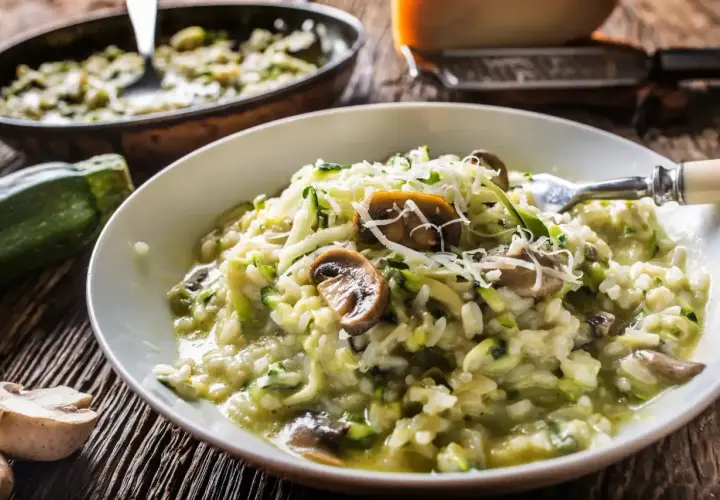 Un crémeux risotto courgette et champignons, garni de parmesan râpé, prêt à être dégusté. Un délice facile à préparer au Cookeo.