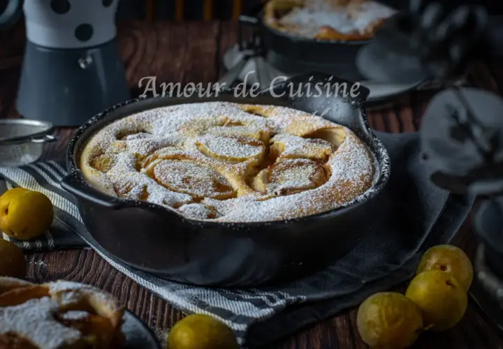 Un délicieux clafoutis aux mirabelles, saupoudré de sucre glace, prêt à être dégusté.