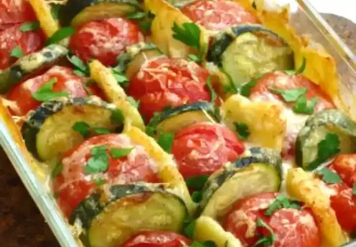Un délicieux gratin de légumes, avec des rondelles de courgettes et de tomates, gratiné au fromage et parsemé de persil frais. Un plat savoureux et coloré.