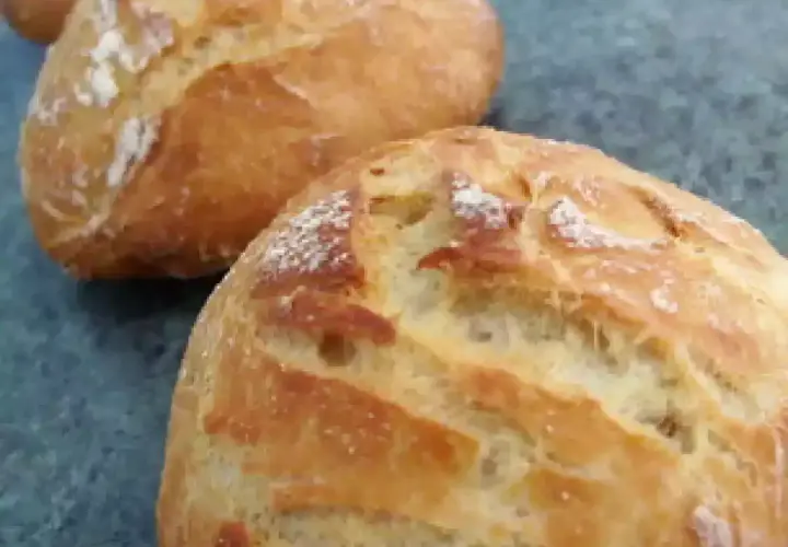 Deux pains dorés, parfaits pour une recette pain rapide sans repos. Leur croûte craquelée et leur mie aérée invitent à la dégustation.