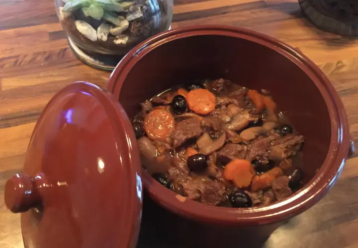 Un plat de boeuf carottes mijoté, prêt à être dégusté. Ce plat réconfortant, préparé avec amour, promet un délice pour les papilles.