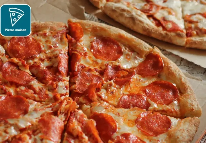 Deux pizzas au pepperoni, l'une coupée en parts, sur une pâte à pizza fine et croustillante.