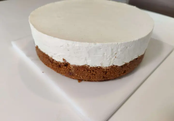Un délicieux cheesecake sans cuisson, avec une base croustillante et une garniture onctueuse. Parfait pour une recette facile et rapide.