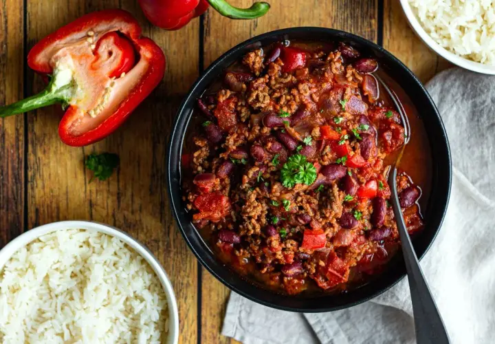 Un délicieux chili con carne, prêt à être dégusté avec du riz. Un plat réconfortant, parfait pour un repas convivial.