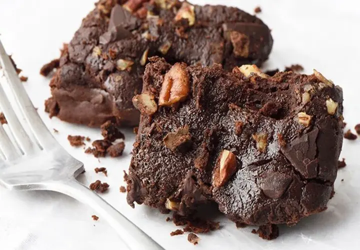 Brownies au chocolat et noix, parfaits pour une recette Cyril Lignac. Une bouchée fondante et gourmande.