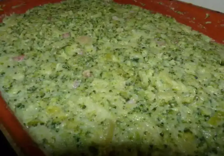 Un plat de gratin de brocolis crémeux et appétissant, prêt à être dégusté.