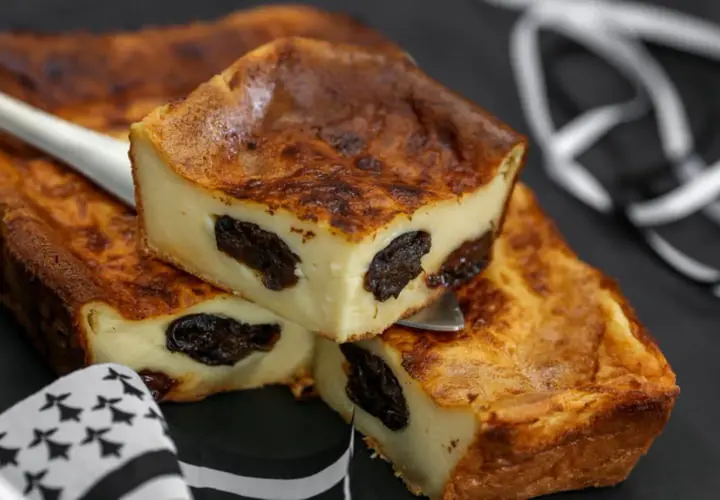 Un far breton aux pruneaux, un dessert gourmand et authentique, évoquant la douceur de la nature bretonne.