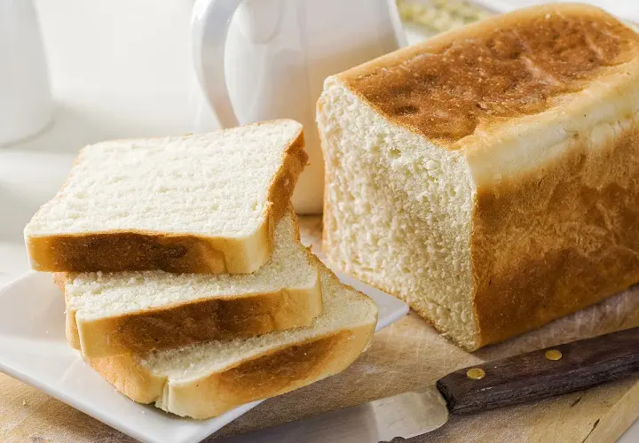 Un pain frais, tout juste sorti du four, prêt à être dégusté. Le plaisir de faire du pain maison.