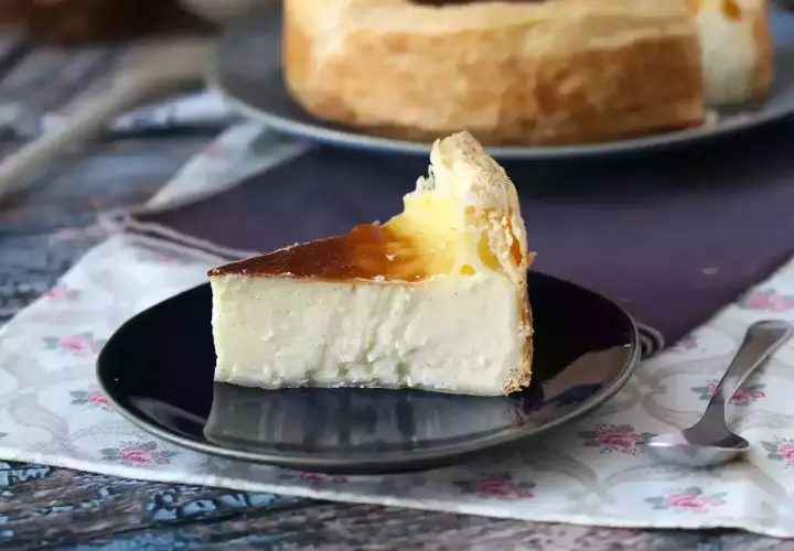 Une part de flan pâtissier onctueux, avec sa croûte dorée et sa garniture vanillée. La véritable recette flan pâtissier, un délice !